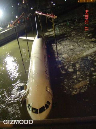 Illustration for article titled Photos of Plane Being Lifted From the Hudson Are Staggering